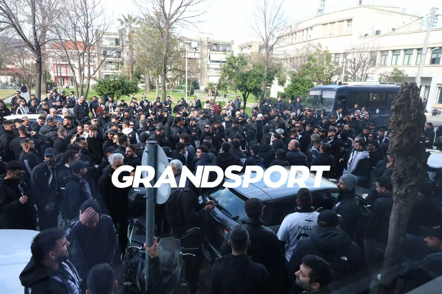 &Eta; &Lambda;&iota;&beta;&alpha;&delta;&epsilon;&iota;ά έ&gamma;&iota;&nu;&epsilon; &laquo;&alpha;&sigma;&pi;&rho;ό&mu;&alpha;&upsilon;&rho;&eta;&raquo; (pics)