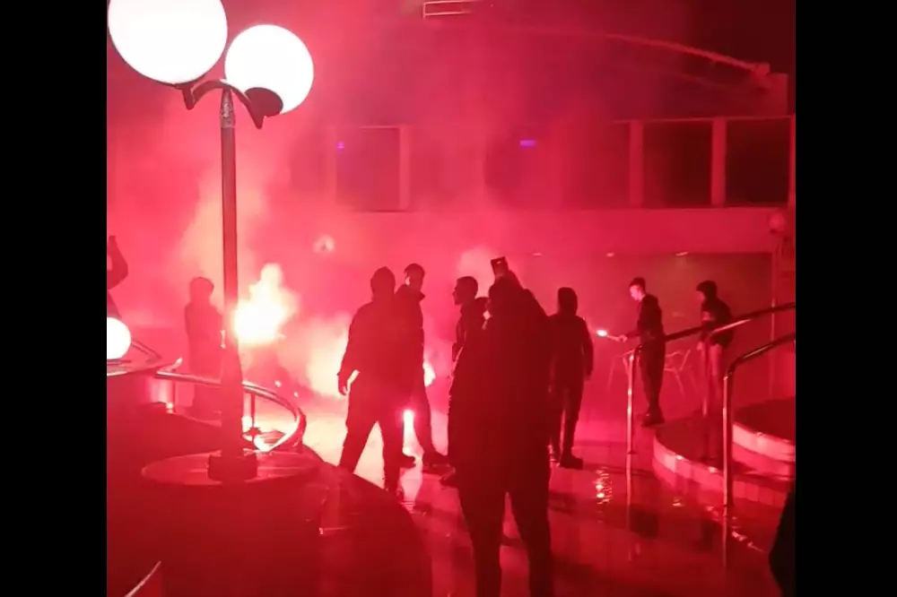 &Mu;&epsilon; &kappa;&alpha;&rho;ά&beta;&iota;&alpha; &kappa;&alpha;&iota; &alpha;&epsilon;&rho;&omicron;&pi;&lambda;ά&nu;&alpha; &gamma;&iota;&alpha; &tau;&eta; &Lambda;&iota;&beta;&alpha;&delta;&epsilon;&iota;ά: &Mu;&alpha;&zeta;&iota;&kappa;ό &laquo;&alpha;&sigma;&pi;&rho;ό&mu;&alpha;&upsilon;&rho;&omicron;&raquo; &tau;&alpha;&xi;ί&delta;&iota; &pi;&alpha;&rho;ά &tau;&eta;&nu; έ&lambda;&lambda;&epsilon;&iota;&psi;&eta; &epsilon;&iota;&sigma;&iota;&tau;&eta;&rho;ί&omega;&nu;!