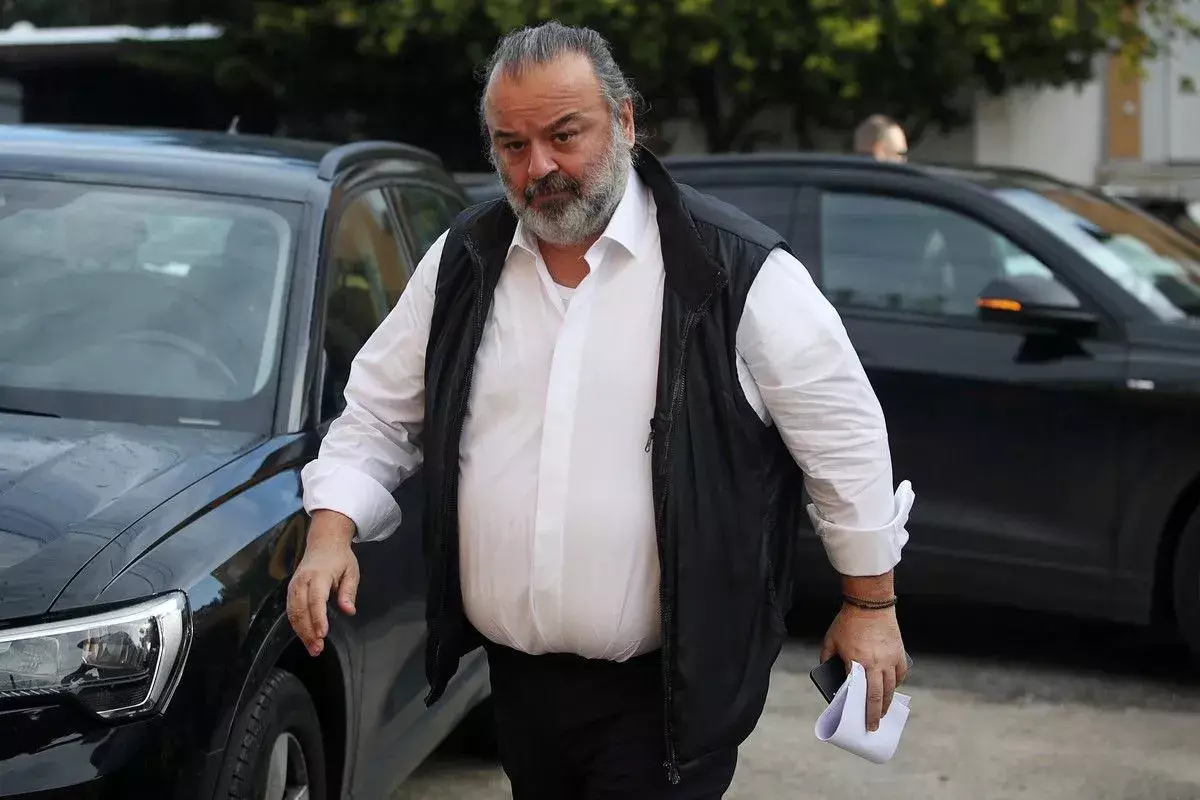 &Sigma;&tau;&alpha; &gamma;&rho;&alpha;&phi;&epsilon;ί&alpha; &tau;&eta;&sigmaf; Super League &omicron; &Mu;. &Eta;&lambda;&iota;ό&pi;&omicron;&upsilon;&lambda;&omicron;&sigmaf;