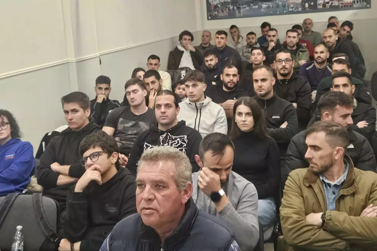 &Mu;&epsilon; &mu;&epsilon;&gamma;ά&lambda;&eta; &sigma;&upsilon;&mu;&mu;&epsilon;&tau;&omicron;&chi;ή &tau;&omicron; &mu;ά&theta;&eta;&mu;&alpha; &delta;&iota;&alpha;&iota;&tau;&eta;&sigma;ί&alpha;&sigmaf; &tau;&eta;&sigmaf; &Delta;&epsilon;&upsilon;&tau;έ&rho;&alpha;&sigmaf; (2/2)