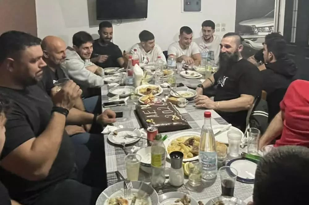 Έ&kappa;&omicron;&psi;&alpha;&nu; &tau;&eta;&nu; &pi;ί&tau;&alpha; &tau;&omicron;&upsilon;&sigmaf; &sigma;&epsilon; &omicron;&iota;&kappa;&omicron;&gamma;&epsilon;&nu;&epsilon;&iota;&alpha;&kappa;ό &kappa;&lambda;ί&mu;&alpha; &omicron;&iota; &Mu;&omicron;ί&rho;&epsilon;&sigmaf;