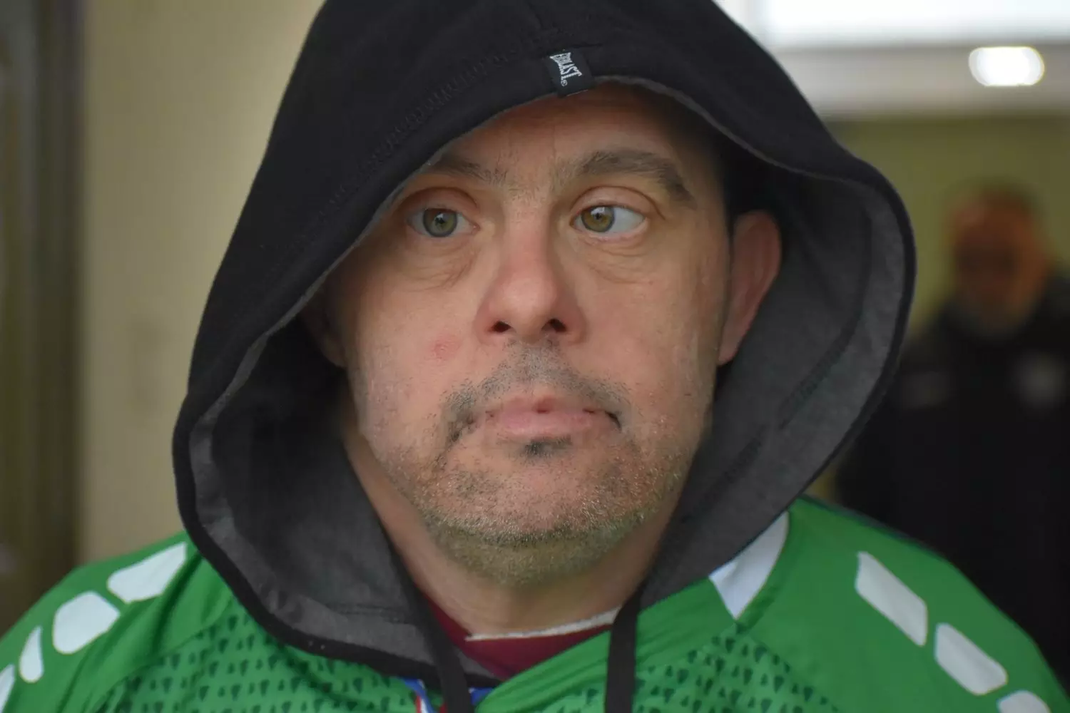 &Sigma;&upsilon;&gamma;&kappa;&iota;&nu;&epsilon;ί &tau;&omicron; &Nu;&iota;&kappa;&omicron;&lambda;&iota;ό: &laquo;&Tau;&omicron;&upsilon;&sigmaf; &alpha;&gamma;&alpha;&pi;ώ ό&lambda;&omicron;&upsilon;&sigmaf;, &kappa;&alpha;&lambda;ή &alpha;&nu;ά&rho;&rho;&omega;&sigma;&eta; &mu;&alpha;&nu;&omicron;ύ&lambda;&alpha;&raquo;