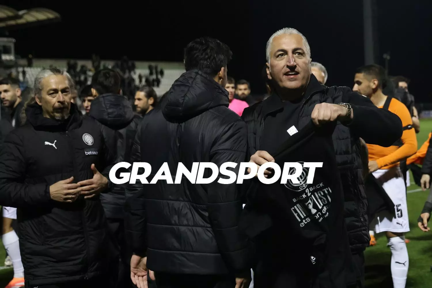 &Mu;. &Mu;&pi;&omicron;ύ&sigma;&eta;&sigmaf;: &laquo;&Mu;&epsilon; &pi;ί&kappa;&rho;&alpha;&nu;&epsilon; &alpha;&upsilon;&tau;ό &pi;&omicron;&upsilon; έ&gamma;&iota;&nu;&epsilon; &sigma;&tau;&eta; &Lambda;&iota;&beta;&alpha;&delta;&epsilon;&iota;ά &ndash; &Xi;ό&delta;&epsilon;&psi;&epsilon; &chi;&rho;ή&mu;&alpha;&tau;&alpha; &omicron; &kappa;ό&sigma;&mu;&omicron;&sigmaf; &kappa;&alpha;&iota; έ&mu;&epsilon;&iota;&nu;&epsilon; έ&xi;&omega;&raquo;