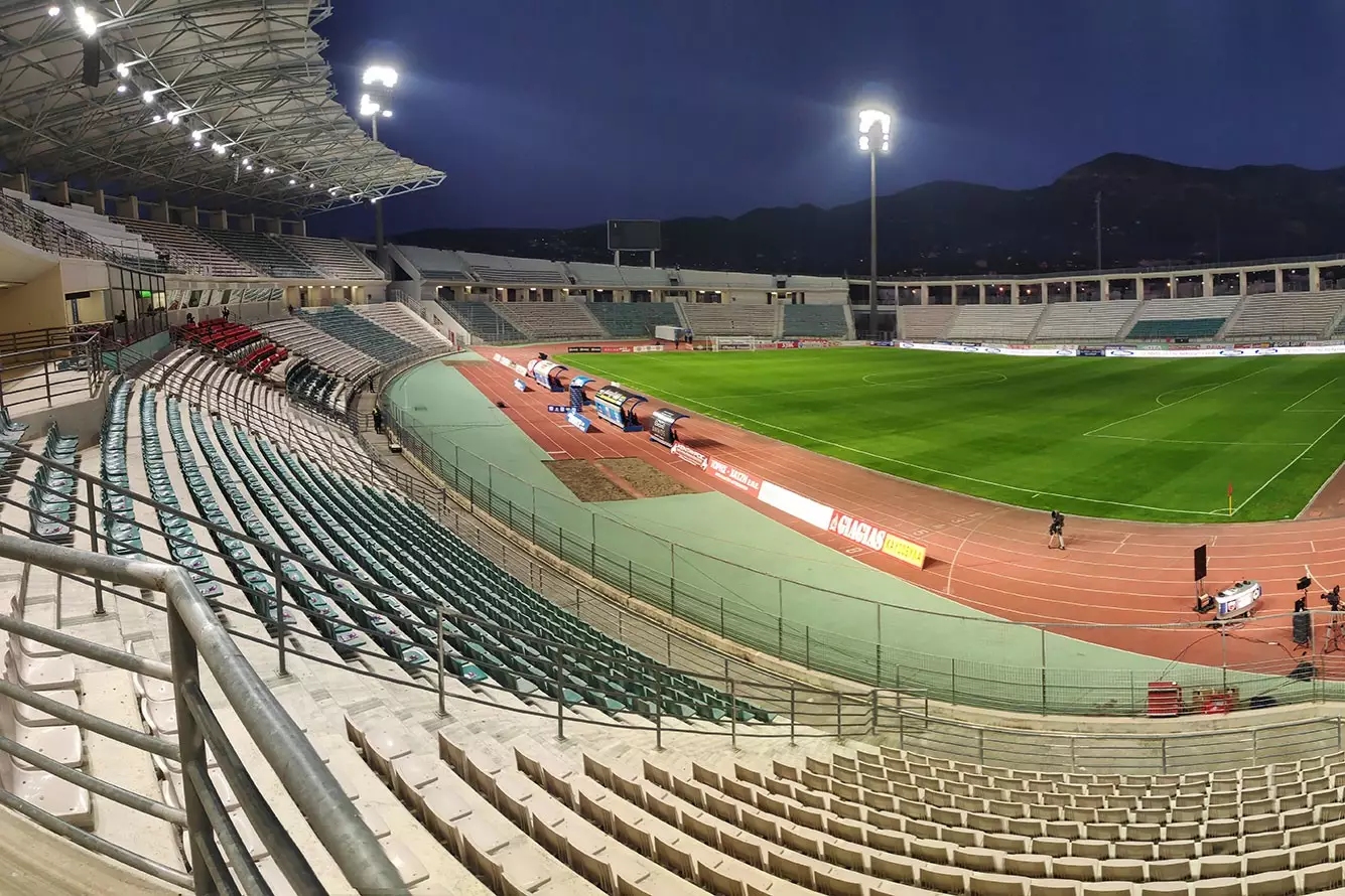 &Tau;&epsilon;&lambda;&iota;&kappa;ό&sigmaf; &Kappa;&upsilon;&pi;έ&lambda;&lambda;&omicron;&upsilon; &Epsilon;&lambda;&lambda;ά&delta;&alpha;&sigmaf;: &Omicron;&iota; &pi;&rho;ώ&tau;&epsilon;&sigmaf; &sigma;&kappa;έ&psi;&epsilon;&iota;&sigmaf; &gamma;&iota;&alpha; &tau;&alpha; &epsilon;&iota;&sigma;&iota;&tau;ή&rho;&iota;&alpha; &kappa;&alpha;&iota; &tau;&eta;&nu; &pi;&alpha;&rho;&omicron;&upsilon;&sigma;ί&alpha; &kappa;ό&sigma;&mu;&omicron;&upsilon; &sigma;&tau;&omicron; &Pi;&alpha;&nu;&theta;&epsilon;&sigma;&sigma;&alpha;&lambda;&iota;&kappa;ό