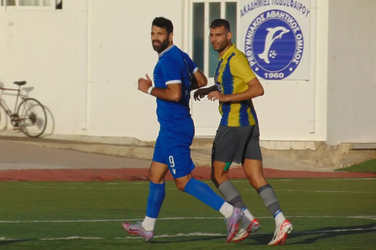 &Rho;έ&theta;&upsilon;&mu;&nu;&omicron;: &Phi;&omicron;&upsilon;&nu;&tau;ώ&nu;&epsilon;&iota; &eta; &mu;ά&chi;&eta; &tau;&eta;&sigmaf; &kappa;&omicron;&rho;&upsilon;&phi;ή&sigmaf; &ndash; &Eta; &beta;&alpha;&theta;&mu;&omicron;&lambda;&omicron;&gamma;ί&alpha;