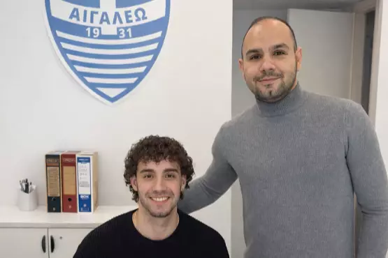 &Sigma;&tau;&omicron; &Alpha;&iota;&gamma;ά&lambda;&epsilon;&omega; &omicron; &Mu;. &Pi;&alpha;&pi;&alpha;&tau;&sigma;&alpha;&rho;&omicron;ύ&chi;&alpha;&sigmaf;