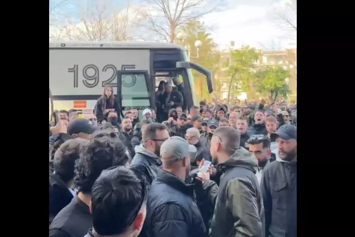 &laquo;&Alpha;&sigma;&pi;&rho;ό&mu;&alpha;&upsilon;&rho;&eta;&raquo; &eta; &Lambda;&iota;&beta;&alpha;&delta;&epsilon;&iota;ά &ndash; &Chi;&alpha;&mu;&omicron;&sigmaf; έ&xi;&omega; &alpha;&pi;ό &tau;&omicron; &xi;&epsilon;&nu;&omicron;&delta;&omicron;&chi;&epsilon;ί&omicron; &tau;&omicron;&upsilon; &Omicron;&Phi;&Eta; (vid)