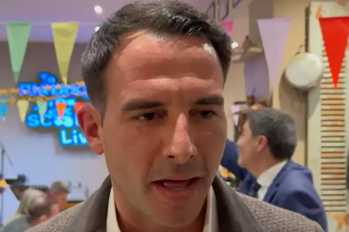 &Mu;. &Pi;&alpha;&pi;&alpha;&delta;ά&kappa;&eta;&sigmaf;: &laquo;Ό&tau;&alpha;&nu; ά&kappa;&omicron;&upsilon;&sigma;&alpha; &tau;&omicron;&nu; ύ&mu;&nu;&omicron; &tau;&omicron;&upsilon; Europa League &sigma;&kappa;έ&phi;&tau;&eta;&kappa;&alpha; ό&lambda;&alpha; &tau;&alpha; &chi;&rho;ό&nu;&iota;&alpha; &pi;&omicron;&upsilon; &pi;&alpha;ί&zeta;&alpha;&mu;&epsilon; &sigma;&tau;&alpha; &tau;&omicron;&pi;&iota;&kappa;ά &pi;&rho;&omega;&tau;&alpha;&theta;&lambda;ή&mu;&alpha;&tau;&alpha;&raquo; (vid)