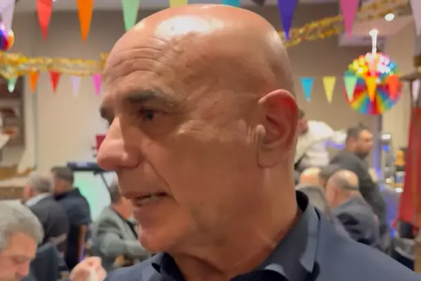 B. &Kappa;&omicron;&kappa;&kappa;&iota;&nu;ά&kappa;&eta;&sigmaf;: &laquo;&Mu;ό&nu;&omicron; &mu;&epsilon; &epsilon;&nu;ό&tau;&eta;&tau;&alpha; &mu;&pi;&omicron;&rho;&omicron;ύ&mu;&epsilon; &nu;&alpha; &phi;&tau;ά&sigma;&omicron;&upsilon;&mu;&epsilon; &tau;&omicron;&upsilon;&sigmaf; &sigma;&tau;ό&chi;&omicron;&upsilon;&sigmaf; &mu;&alpha;&sigmaf;&raquo; (vid)