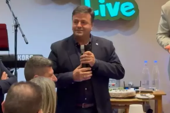 &Nu;. &Sigma;&upsilon;&rho;&iota;&gamma;&omega;&nu;ά&kappa;&eta;&sigmaf;: &laquo;&Eta; &eta;&rho;&alpha;&kappa;&lambda;&epsilon;&iota;ώ&tau;&iota;&kappa;&eta; &delta;&iota;&alpha;&iota;&tau;&eta;&sigma;ί&alpha; &gamma;ύ&rho;&iota;&sigma;&epsilon; &sigma;&epsilon;&lambda;ί&delta;&alpha;&raquo; (vid)