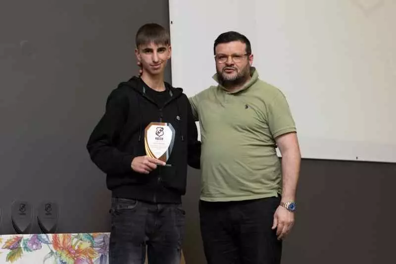 &Nu;. &Tau;&sigma;&alpha;&mu;&pi;&omicron;&upsilon;&rho;ά&kappa;&eta;&sigmaf;: &laquo;&Omicron; &Omicron;&Phi;&Eta; &beta;&gamma;ά&zeta;&epsilon;&iota; &pi;&rho;&omega;&tau;&alpha;&theta;&lambda;&eta;&tau;έ&sigmaf; &mu;&epsilon; ή&theta;&omicron;&sigmaf;&raquo;