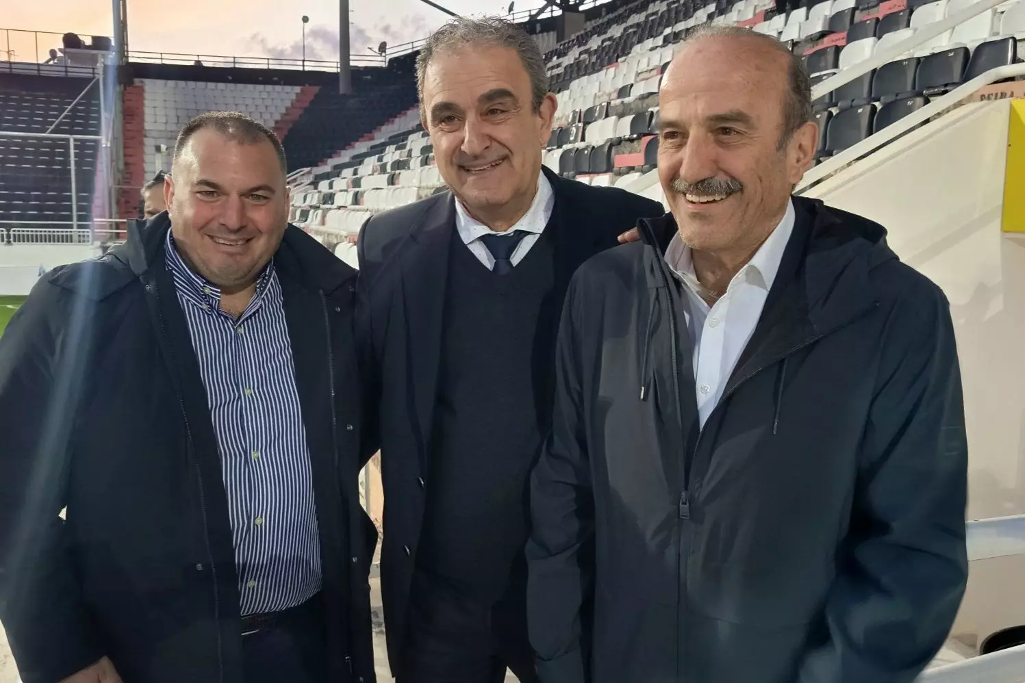 &Tau;&zeta;ώ&rho;&tau;&zeta;&omicron;&gamma;&lambda;&omicron;&upsilon;, &Kappa;&omicron;&upsilon;&tau;&epsilon;&nu;&tau;ά&kappa;&eta;&sigmaf; &kappa;&alpha;&iota; &Delta;&eta;&mu;&eta;&tau;&rho;&iota;ά&delta;&eta;&sigmaf; &delta;ί&pi;&lambda;&alpha; &sigma;&tau;&eta;&nu; &Epsilon;&theta;&nu;&iota;&kappa;ή &Gamma;&upsilon;&nu;&alpha;&iota;&kappa;ώ&nu; &sigma;&tau;&omicron; &Gamma;&epsilon;&nu;&tau;ί &Kappa;&omicron;&upsilon;&lambda;έ