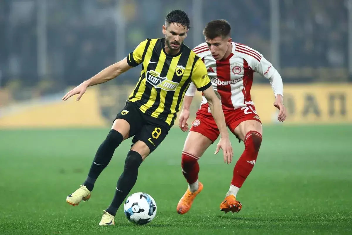 Super League: &Eta; &mu;ά&chi;&eta; &tau;&omicron;&upsilon; &tau;ί&tau;&lambda;&omicron;&upsilon; &phi;&omicron;&upsilon;&nu;&tau;ώ&nu;&epsilon;&iota;, &omicron;&iota; &pi;&iota;&theta;&alpha;&nu;ό&tau;&eta;&tau;&epsilon;&sigmaf; &tau;&omega;&nu; &tau;&rho;&iota;ώ&nu; &delta;&iota;&epsilon;&kappa;&delta;&iota;&kappa;&eta;&tau;ώ&nu;