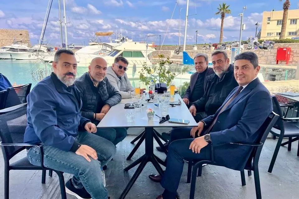 &Sigma;&upsilon;&nu;ά&nu;&tau;&eta;&sigma;&eta; &Alpha;&upsilon;&gamma;&epsilon;&nu;ά&kappa;&eta; &mu;&epsilon; &tau;&omicron;&nu; &Epsilon;&rho;&alpha;&sigma;&iota;&tau;έ&chi;&nu;&eta; &Omicron;&Phi;&Eta; &gamma;&iota;&alpha; &tau;&omicron; &gamma;ή&pi;&epsilon;&delta;&omicron; &sigma;&tau;&eta;&nu; &Alpha;&mu;&mu;&omicron;&upsilon;&delta;ά&rho;&alpha; (pics)