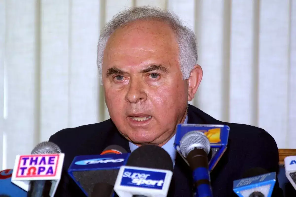 &Pi;έ&nu;&theta;&omicron;&sigmaf; &sigma;&tau;&omicron; &epsilon;&lambda;&lambda;&eta;&nu;&iota;&kappa;ό &pi;&omicron;&delta;ό&sigma;&phi;&alpha;&iota;&rho;&omicron;: Έ&phi;&upsilon;&gamma;&epsilon; &alpha;&pi;ό &tau;&eta; &zeta;&omega;ή &omicron; &Beta;&alpha;&sigma;ί&lambda;&eta;&sigmaf; &Delta;&alpha;&nu;&iota;ή&lambda;