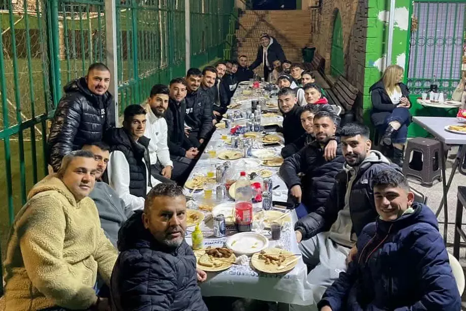 Έ&kappa;&omicron;&psi;&alpha;&nu; &tau;&eta; &pi;ί&tau;&alpha; &tau;&omicron;&upsilon;&sigmaf; &sigma;&tau;&alpha; &Delta;&epsilon;&iota;&lambda;&iota;&nu;ά