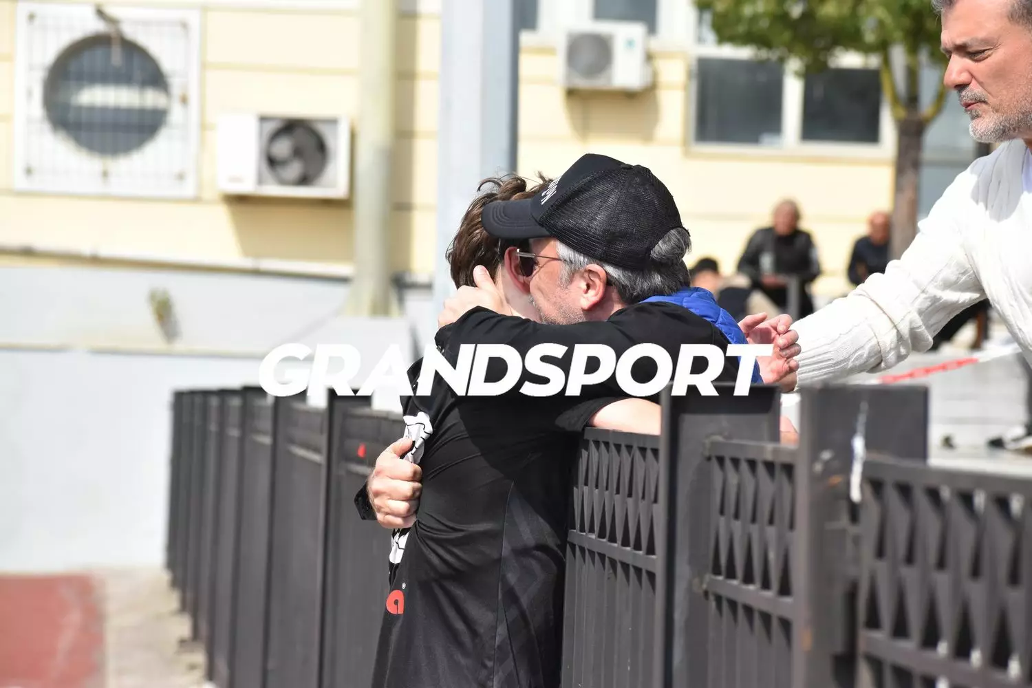 &Eta; &xi;&epsilon;&chi;&omega;&rho;&iota;&sigma;&tau;ή &alpha;&phi;&iota;έ&rho;&omega;&sigma;&eta; &tau;&omicron;&upsilon; &Sigma;&omega;&mu;&alpha;&rho;ά&kappa;&eta; &kappa;&alpha;&iota; &omicron; &pi;&epsilon;&rho;ή&phi;&alpha;&nu;&omicron;&sigmaf; &mu;&pi;&alpha;&mu;&pi;ά&sigmaf;