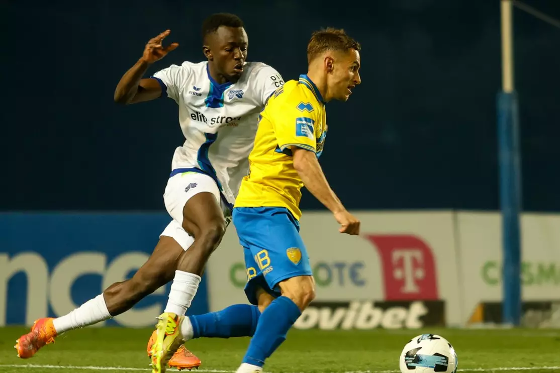 &Nu;ί&kappa;&eta;-&chi;&rho;&upsilon;&sigma;ά&phi;&iota; &gamma;&iota;&alpha; &Pi;&alpha;&nu;&alpha;&iota;&tau;&omega;&lambda;&iota;&kappa;ό &alpha;&nu;ή&mu;&epsilon;&rho;&alpha; &epsilon;&omicron;&rho;&tau;&alpha;&sigma;&mu;&omicron;ύ 100 &chi;&rho;ό&nu;&omega;&nu;, &eta; &beta;&alpha;&theta;&mu;&omicron;&lambda;&omicron;&gamma;ί&alpha; &tau;&eta;&sigmaf; Super League