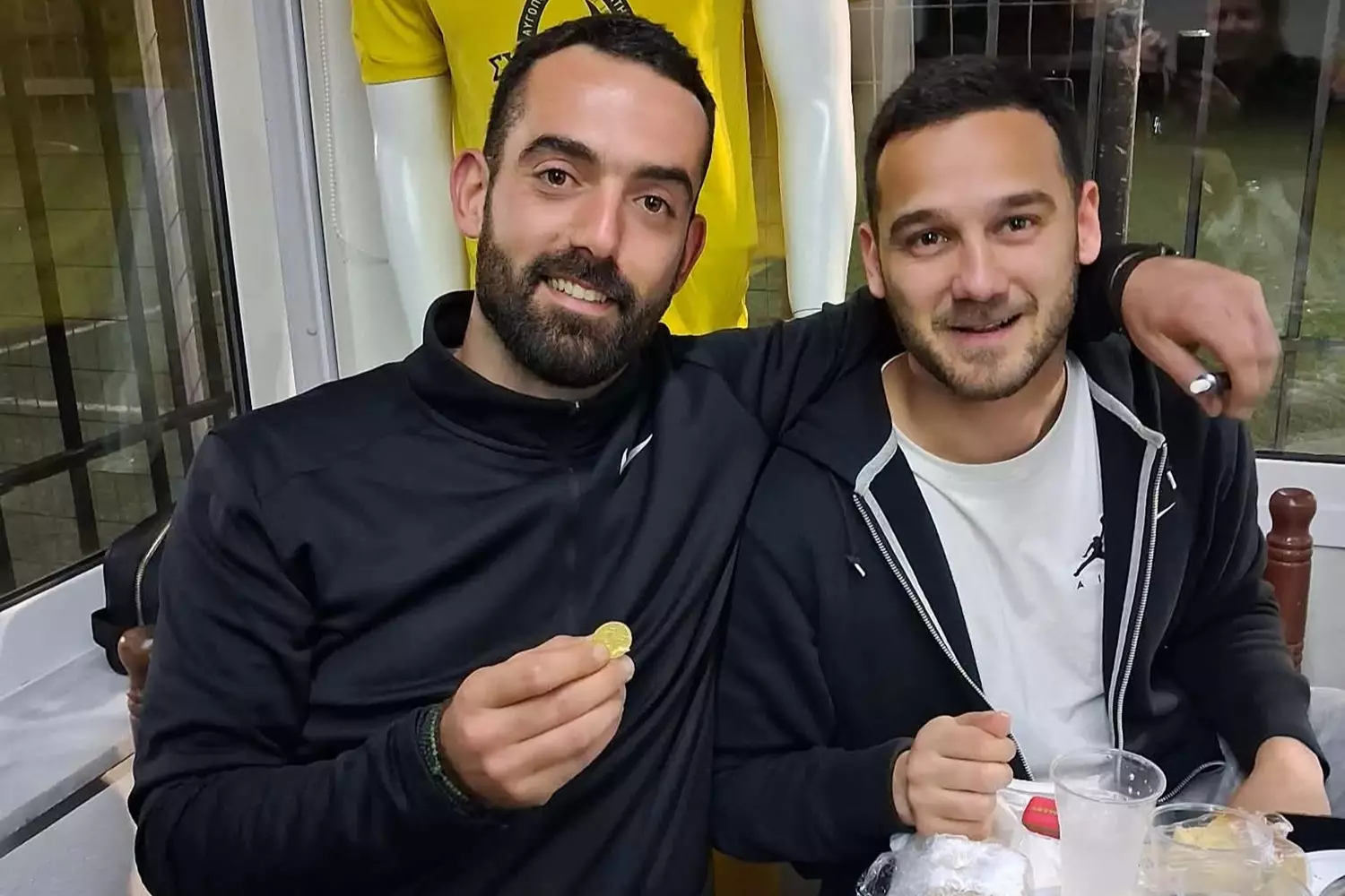 &Rho;&omega;&mu;&alpha;&nu;ό&sigmaf;: Έ&kappa;&omicron;&psi;&alpha;&nu; &tau;&eta;&nu; &pi;ί&tau;&alpha; &tau;&omicron;&upsilon;&sigmaf;, &tau;&upsilon;&chi;&epsilon;&rho;ό&sigmaf; &omicron; &Kappa;&alpha;&sigma;&sigma;&omega;&tau;ά&kappa;&eta;&sigmaf; (pics)