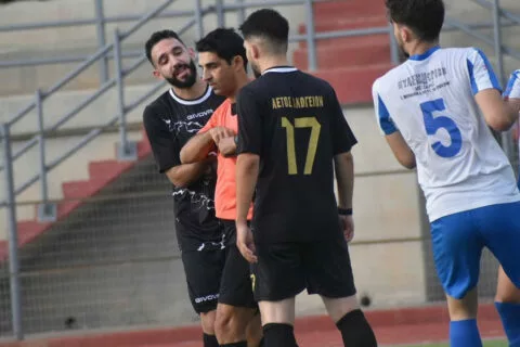 Με αιχμές για τη διαιτησία η ενημέρωση του Αετού για το ματς με τον Ρούβα