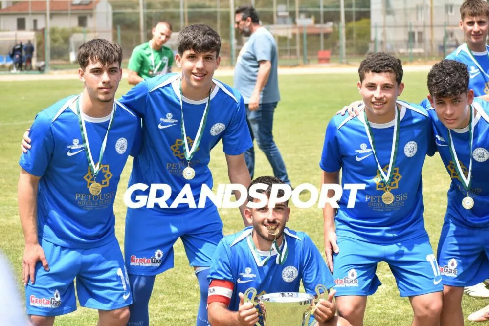 Η πεντάδα του Λίντο πόζαρε με το τρόπαιο της Μάχης Κρήτης