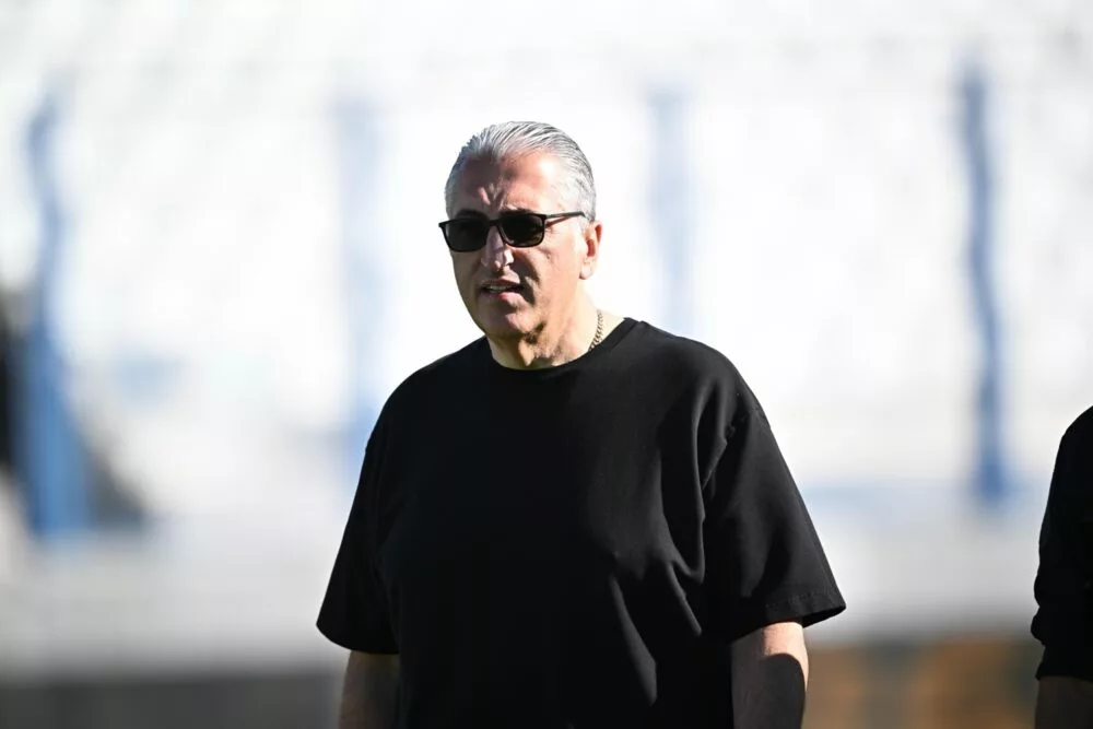 Παρών και ο Μιχάλης Μπούσης στο γήπεδο της Νεάπολης