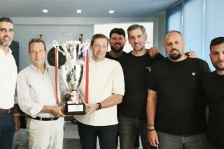 Ο Δήμαρχος Χερσονήσου τίμησε τον Κυπελλούχο – Στο Δημαρχείο το τρόπαιο της ΕΠΣΗ