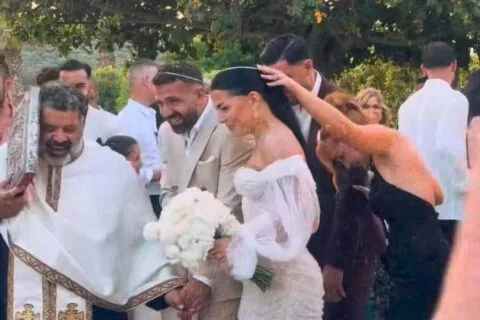 Στα σκαλιά της εκκλησίας ο Γιώργος Καργιωτάκης