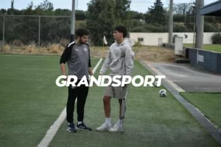 Στο πλευρό των συμπαικτών του ο Μάνος Χνάρης παρά τον σοβαρό τραυματισμό του