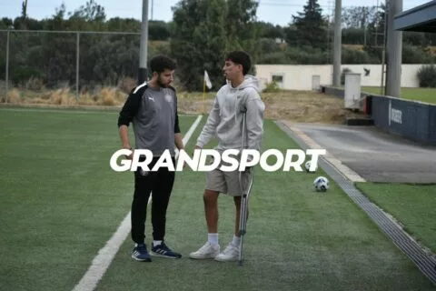 Στο πλευρό των συμπαικτών του ο Μάνος Χνάρης παρά τον σοβαρό τραυματισμό του