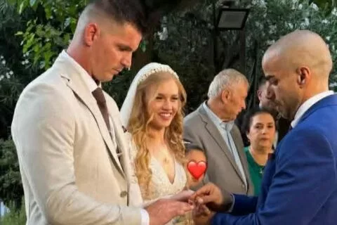 Στα σκαλιά της εκκλησίας με την αγαπημένη του Κατερίνα ο Γ. Καλυκάκης
