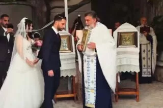 Ντύθηκε γαμπρός και βάφτισε την κόρη του ο Πέτρος Καραλής