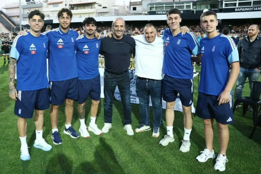 Τζώρτζογλου και Κουτεντάκης δίπλα στην Εθνική και στα παιδιά της ΕΠΣΗ