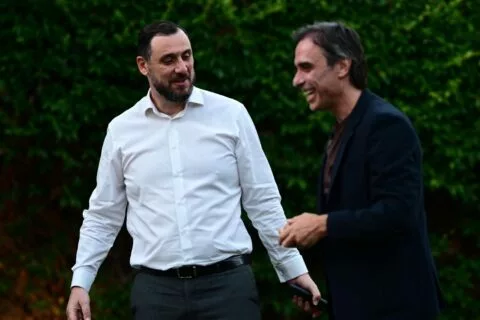 Η ζεστή αγκαλιά Πουρσανίδη – Λυσάνδρου στην κλήρωση της Super League (vid)