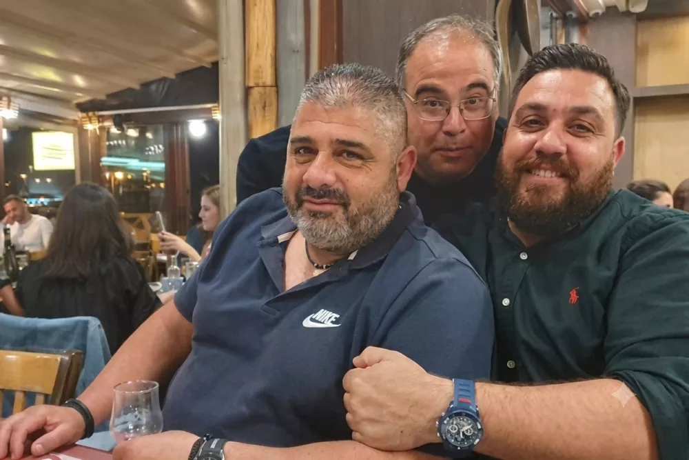«Λένε ο χρόνος πως μπορεί τον πόνο να μερέψει, μα γω θαρρώ πως μια ζωή δε φτάνει να τελέψει»
