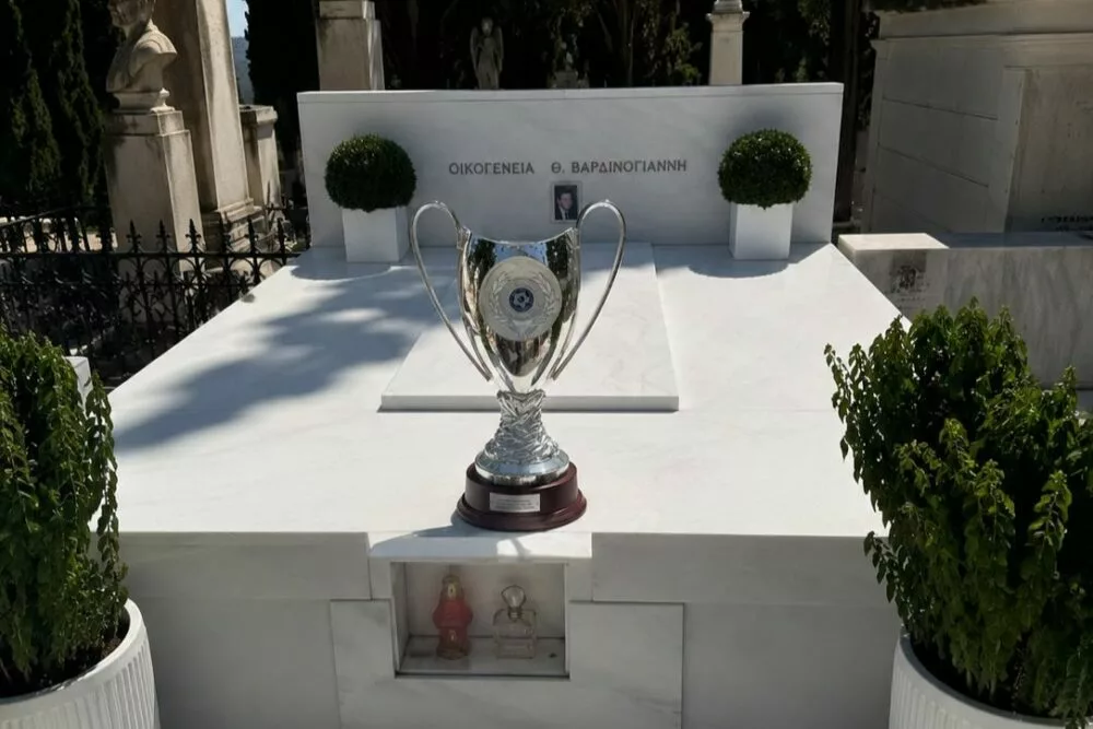 Το Κύπελλο Ελλάδας στο μνήμα του Θεόδωρου Βαρδινογιάννη!