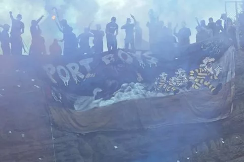 Το δυναμικό παρών και το ευρηματικό πανό των Port Boys