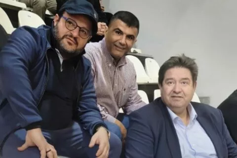 Τρεις ισχυρές παρουσίες στην εξέδρα του ΟΦΗ – Τσαμπουράκης, Καραμαλάκης και Αρώνης τράβηξαν τα βλέμματα!
