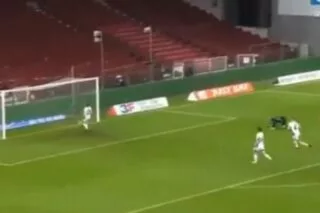 Europa League: Οι αμυντικοί κουτουλούσαν μεταξύ τους και μπήκε το πιο απίθανο αυτογκόλ <i class="fa fa-video-camera" aria-hidden="true"></i>