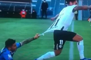 Το… επικό τράβηγμα φανέλας <i class="fa fa-video-camera" aria-hidden="true"></i>