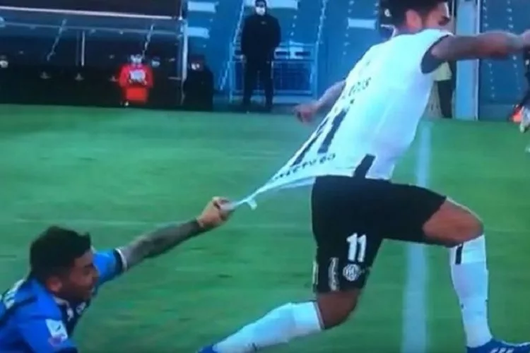 Το… επικό τράβηγμα φανέλας <i class="fa fa-video-camera" aria-hidden="true"></i>