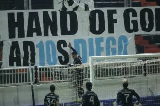 Ο Νέιρα σκόραρε και αφιέρωσε το γκολ στο Ντιέγκο Μαραντόνα <i class="fa fa-camera" aria-hidden="true"></i>