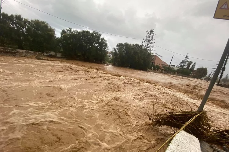 Υπερχείλισε ο ποταμός στις Γούρνες <i class="fa fa-video-camera" aria-hidden="true"></i>