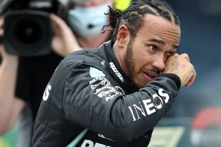 F1: Μυθικός Χάμιλτον, έφτασε τον Σουμάχερ στα πρωταθλήματα