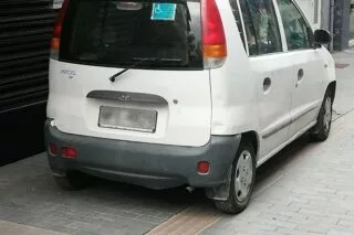 Απίστευτο: Πάρκαραν αναπηρικό αυτοκίνητο σε οδηγό όδευσης τυφλών!