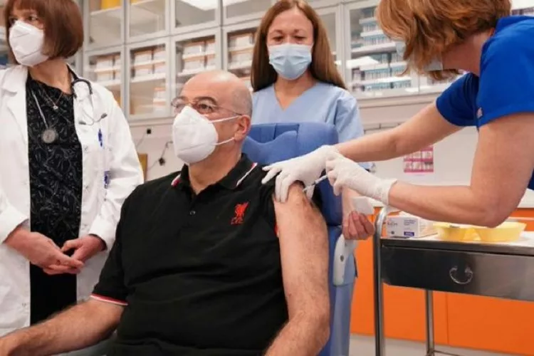 Εμβολιάστηκε με μπλούζα της Λίβερπουλ ο Νίκος Δένδιας!
