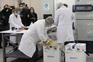 Κορωνοϊός: Οι πρώτες εικόνες από τα εμβόλια στην αποθήκη στο Κρυονέρι