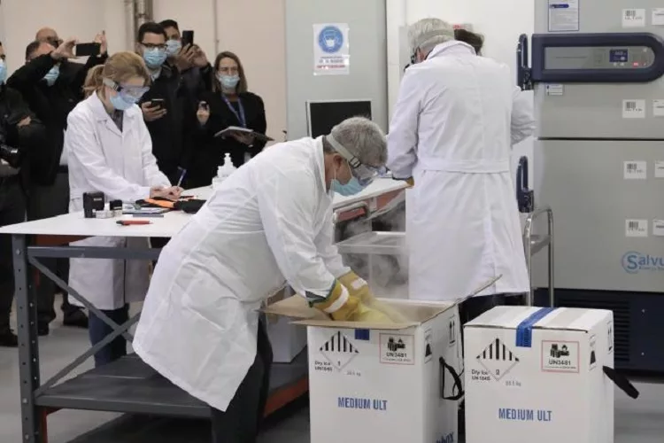 Κορωνοϊός: Οι πρώτες εικόνες από τα εμβόλια στην αποθήκη στο Κρυονέρι