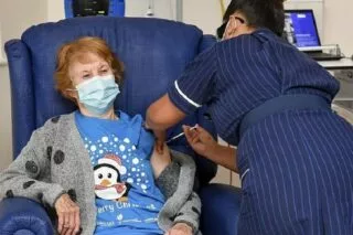 Μια 90χρονη βρετανίδα ο πρώτος άνθρωπος στον κόσμο που έκανε το εμβόλιο της Pfizer <i class="fa fa-video-camera" aria-hidden="true"></i>