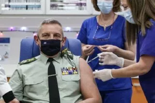 Εμβολιάσθηκε ο Αρχηγός ΓΕΕΘΑ, Κωνσταντίνος Φλώρος